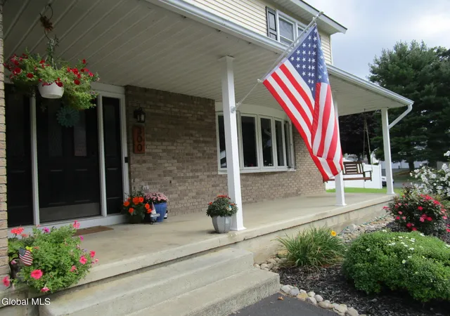 Photo 4 of Sale Pending at 300 Debbie Dr, Schenectady, NY 12306 | MLS# 202625266 | Listing updated on 2026-09-06