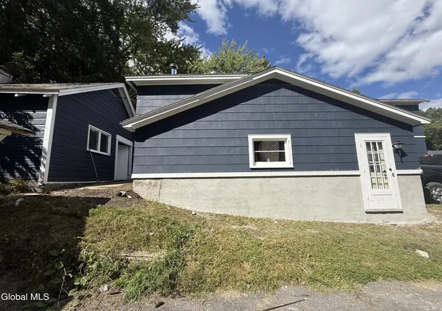 Photo 3 of Single family home for sale at 27 N Mcnab Ave, Gloversville, NY 12078 | MLS# 202624810 | Listing updated on 2026-09-09