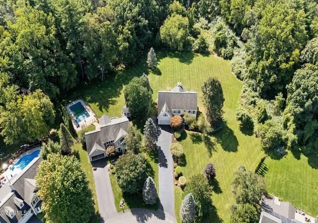 Photo 2 of Single family home for sale at 827 Creek Ct, Slingerlands, NY 12159 | MLS# 202625831 | Listing updated on 2026-09-29