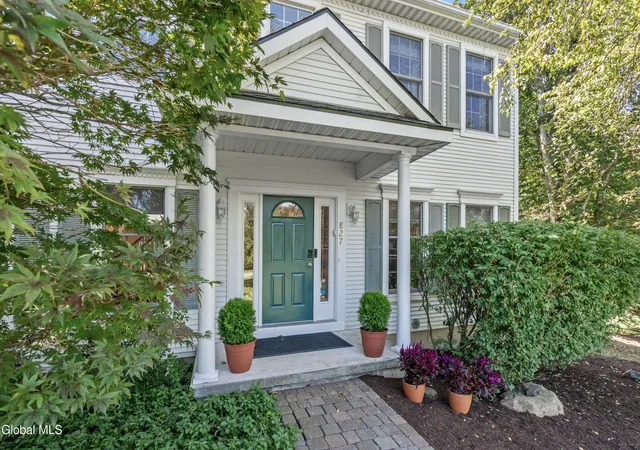 Photo 3 of Single family home for sale at 827 Creek Ct, Slingerlands, NY 12159 | MLS# 202625831 | Listing updated on 2026-09-29