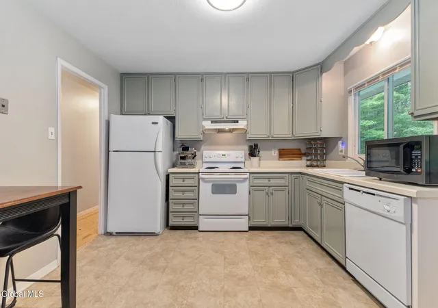 Photo 3 of Sale Pending at 7 Acorn Ave, Clifton Park, NY 12065 | MLS# 202625391 | Listing updated on 2026-09-05