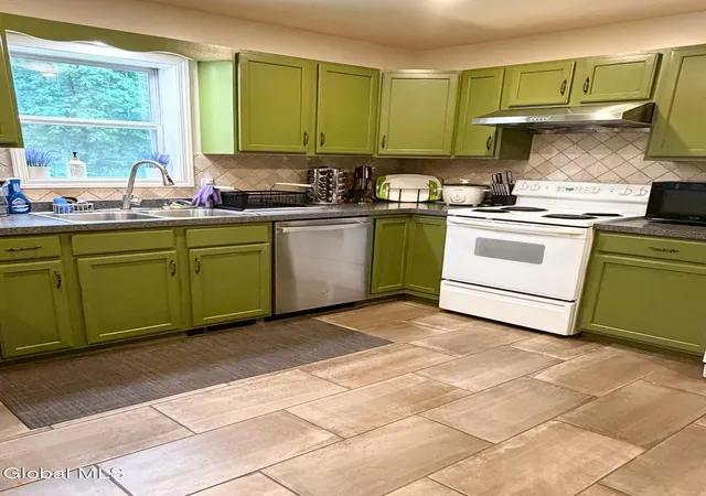Photo 3 of Single family home for sale at 9 Pine Kill Ln, Maplecrest, NY 12454 | MLS# 202625598 | Listing updated on 2026-09-15
