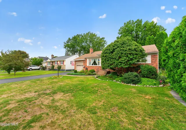 Photo 2 of Sale Pending at 1527 Ardsley Pl, Schenectady, NY 12308 | MLS# 202626149 | Listing updated on 2026-10-01