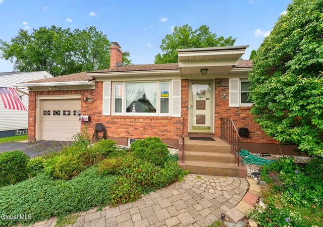 Photo 3 of Sale Pending at 1527 Ardsley Pl, Schenectady, NY 12308 | MLS# 202626149 | Listing updated on 2026-10-01