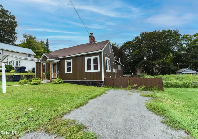 Photo 3 of Sale Pending at 207 Oak St, Corinth, NY 12822 | MLS# 202625350 | Listing updated on 2026-09-08