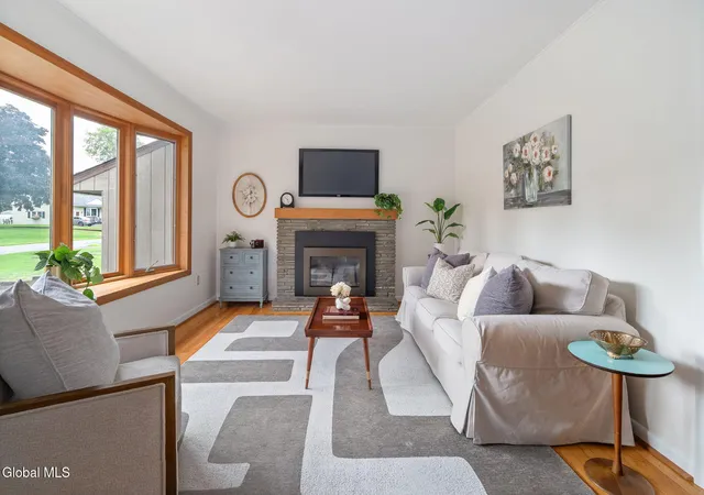 Photo 4 of Sale Pending at 29 Richland Dr, Schenectady, NY 12302 | MLS# 202625730 | Listing updated on 2026-09-17