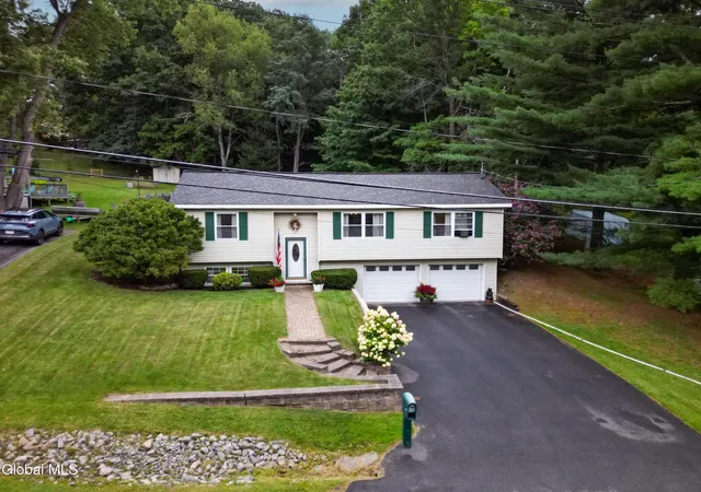 Photo 1 of Single family home for sale at 844 Glebe St, Johnstown, NY 12095 | MLS# 202625375 | Listing updated on 2026-09-04