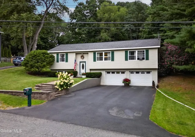 Photo 2 of Single family home for sale at 844 Glebe St, Johnstown, NY 12095 | MLS# 202625375 | Listing updated on 2026-09-04