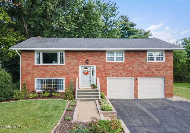 Photo 1 of Single family home for sale at 25 Oakwood Blvd, Clifton Park, NY 12065 | MLS# 202625796 | Listing updated on 2026-09-13