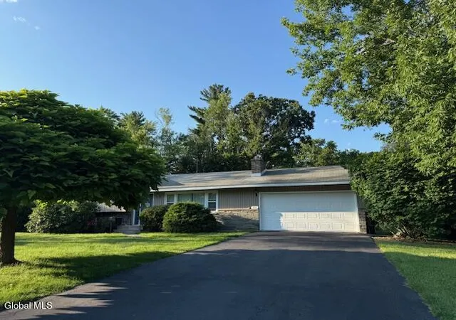 Photo 3 of Single family home for sale at 112 Glenhill Dr, Schenectady, NY 12302 | MLS# 202625205 | Listing updated on 2026-09-17