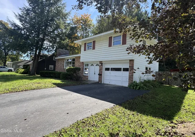 Photo 2 of Sale Pending at 7 Woodside Ct, North Greenbush, NY 12198 | MLS# 202626428 | Listing updated on 2026-09-30