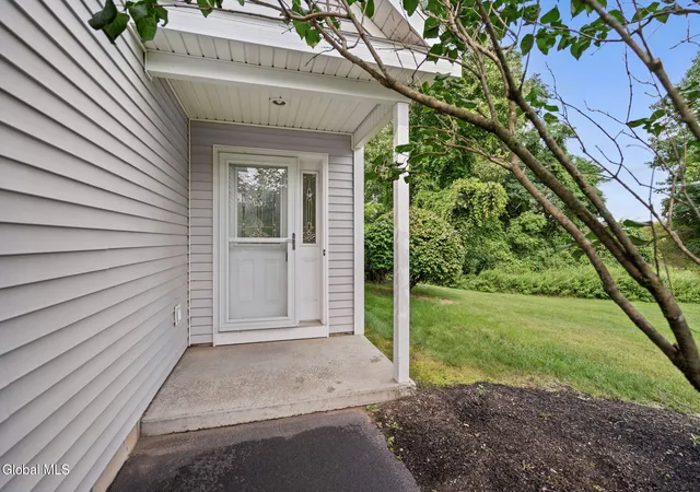 Photo 3 of Sale Pending at 40 Cobblestone Ct, Schenectady, NY 12306 | MLS# 202625679 | Listing updated on 2026-09-18