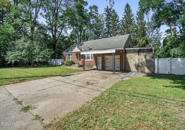 Photo 3 of Single family home for sale at 2031 Gray St, Schenectady, NY 12306 | MLS# 202625888 | Listing updated on 2026-09-27