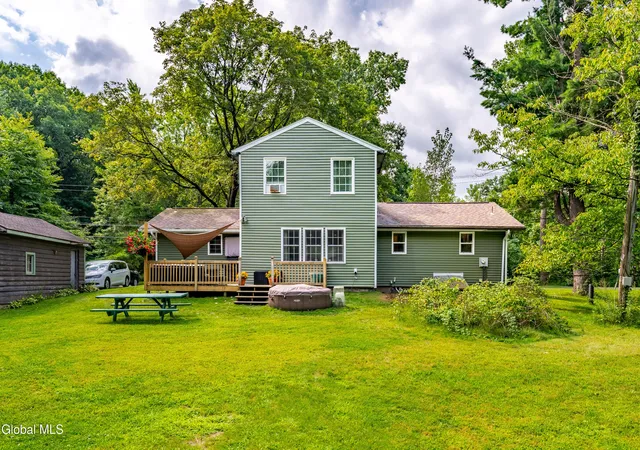 Photo 4 of Single family home for sale at 233 E Elm Ave, Selkirk, NY 12158 | MLS# 202625138 | Listing updated on 2026-09-15