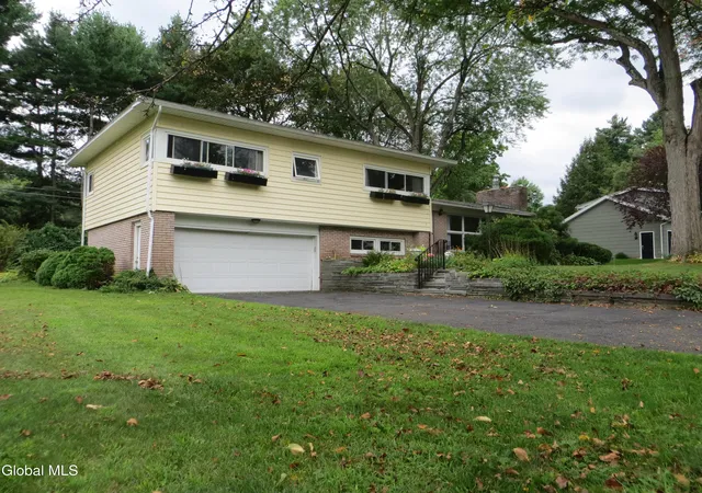 Photo 3 of Single family home for sale at 7 Paul Holly Dr, Albany, NY 12211 | MLS# 202625263 | Listing updated on 2026-09-16