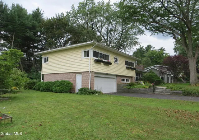 Photo 3 of Single family home for sale at 7 Paul Holly Dr, Albany, NY 12211 | MLS# 202625263 | Listing updated on 2026-09-16