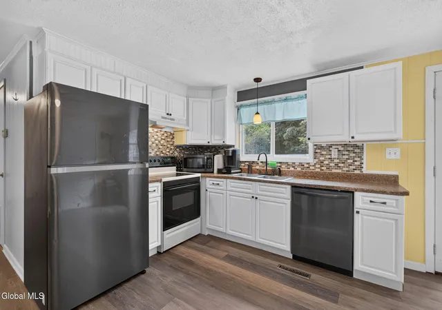 Photo 4 of Single family home for sale at 441 Johnson Ave Ext, Johnstown, NY 12095 | MLS# 202625270 | Listing updated on 2026-09-21