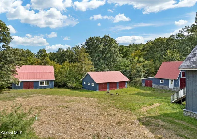 Photo 4 of Single family home for sale at 200 Wicked Holw Way, Hampton, NY 12837 | MLS# 202625242 | Listing updated on 2026-09-02