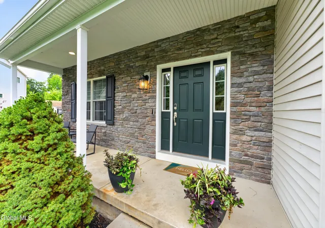 Photo 4 of Single family home for sale at 11 Oreshan Ct, Cohoes, NY 12047 | MLS# 202625369 | Listing updated on 2026-09-13