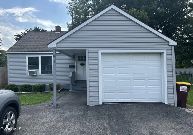 Photo 3 of Single family home for sale at 517 Elliott St, Schenectady, NY 12302 | MLS# 202625303 | Listing updated on 2026-09-16