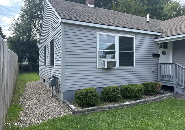 Photo 4 of Single family home for sale at 517 Elliott St, Schenectady, NY 12302 | MLS# 202625303 | Listing updated on 2026-09-16
