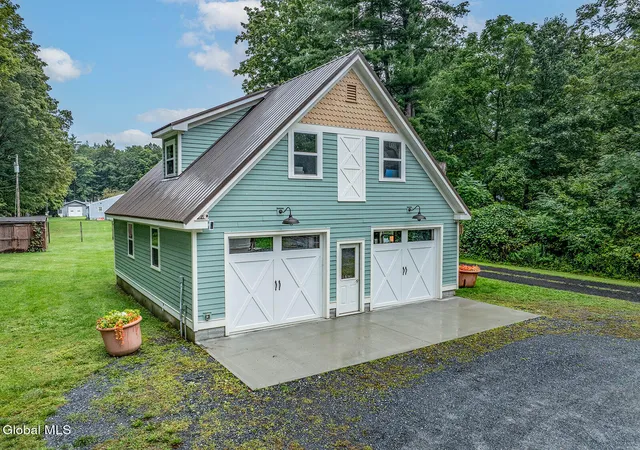 Photo 4 of Single family home for sale at 141 E Main St, Cambridge, NY 12816 | MLS# 202625343 | Listing updated on 2026-09-09
