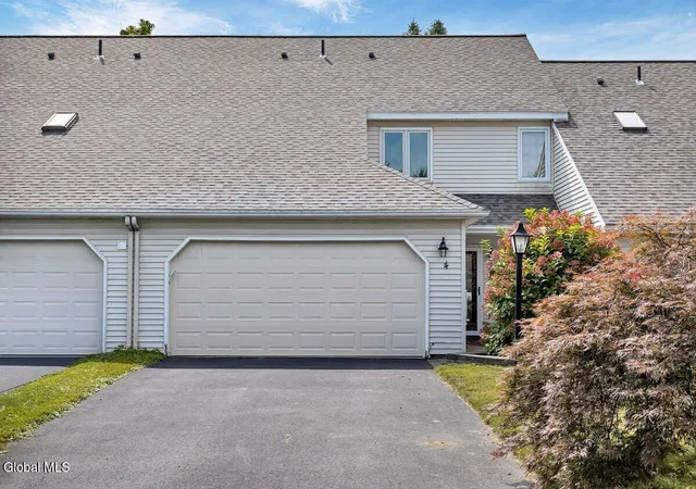 Photo 2 of Townhouse for sale at 4 Rusfield Dr, Glenmont, NY 12077 | MLS# 202625304 | Listing updated on 2026-09-13