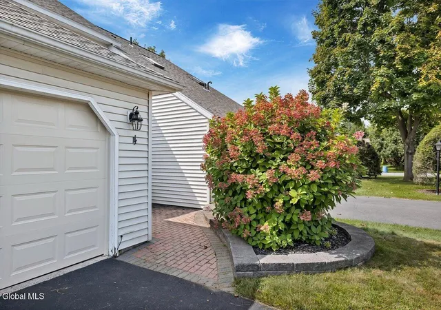 Photo 3 of Townhouse for sale at 4 Rusfield Dr, Glenmont, NY 12077 | MLS# 202625304 | Listing updated on 2026-09-13