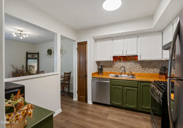 Photo 4 of Sale Pending at 20 Carriage Rd, Clifton Park, NY 12065 | MLS# 202625432 | Listing updated on 2026-09-09