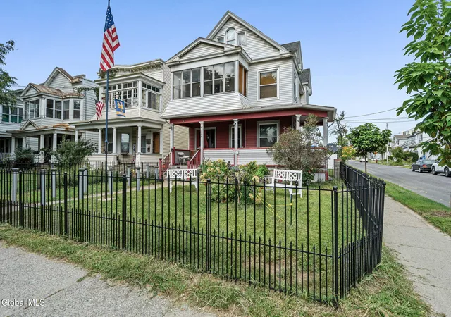 Photo 3 of Sale Pending at 264 Manning Blvd, Albany, NY 12206 | MLS# 202625736 | Listing updated on 2026-09-17