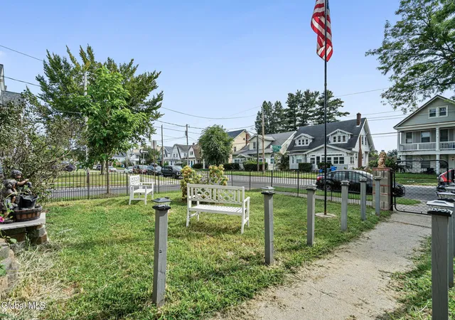 Photo 4 of Sale Pending at 264 Manning Blvd, Albany, NY 12206 | MLS# 202625736 | Listing updated on 2026-09-17