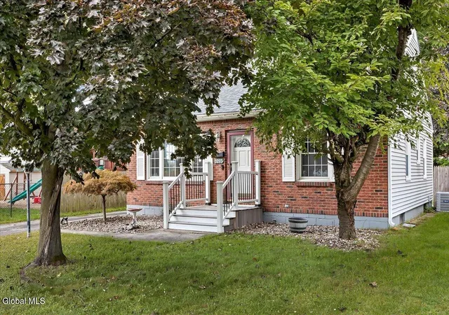 Photo 2 of Single family home for sale at 3285 Franklin St, Schenectady, NY 12306 | MLS# 202625471 | Listing updated on 2026-09-15