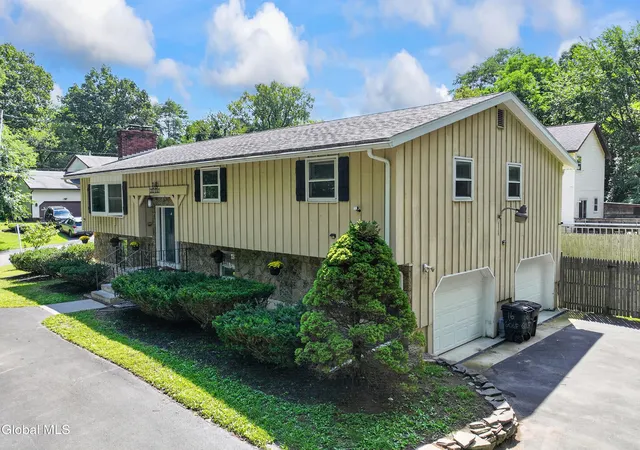 Photo 3 of Sale Pending at 16 Golf Rd, Schenectady, NY 12304 | MLS# 202626037 | Listing updated on 2026-09-28