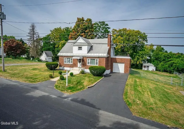 Photo 4 of House for sale at 2151 Lenox Rd, Schenectady, NY 12308 | MLS# 202625425 | Listing updated on 2026-10-01