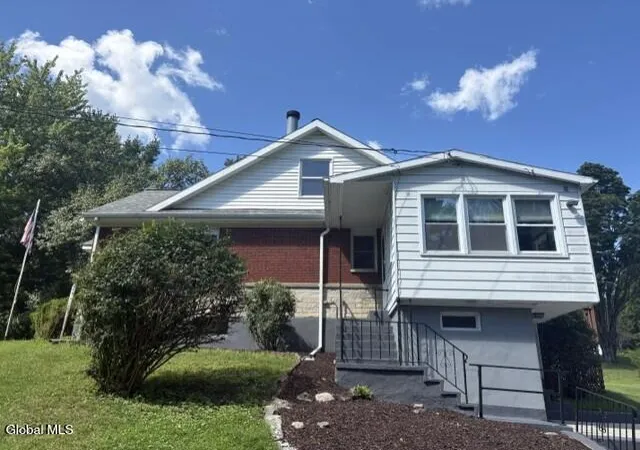 Photo 4 of Single family home for sale at 18 Pleasantview Ave, Troy, NY 12180 | MLS# 202625472 | Listing updated on 2026-09-18