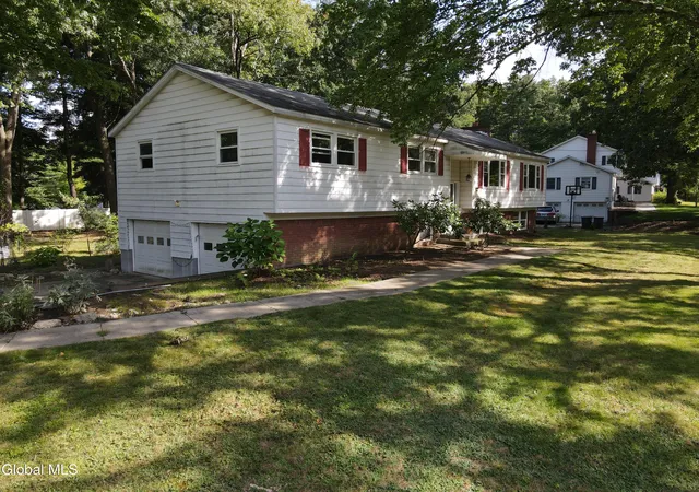 Photo 4 of Single family home for sale at 1 Torrero Dr, Clifton Park, NY 12065 | MLS# 202625623 | Listing updated on 2026-09-10