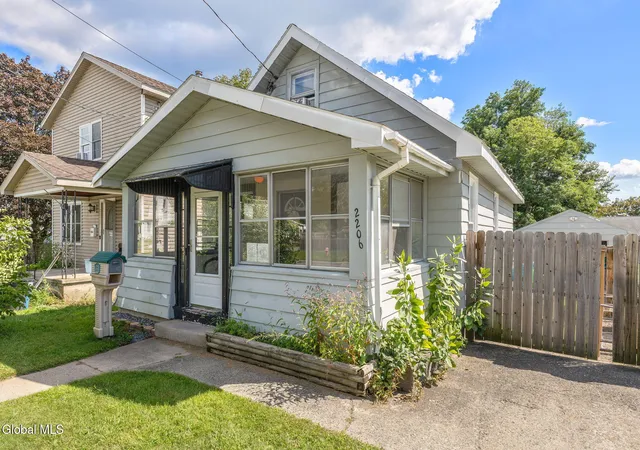Photo 3 of Single family home for sale at 2206 William St, Schenectady, NY 12306 | MLS# 202625686 | Listing updated on 2026-09-15