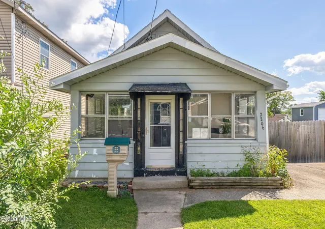 Photo 4 of Single family home for sale at 2206 William St, Schenectady, NY 12306 | MLS# 202625686 | Listing updated on 2026-09-15
