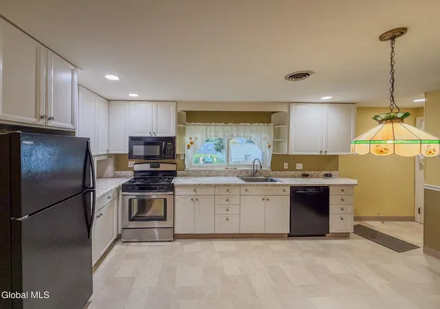 Photo 4 of Sale Pending at 51 Glenville St, Schenectady, NY 12306 | MLS# 202625505 | Listing updated on 2026-09-15