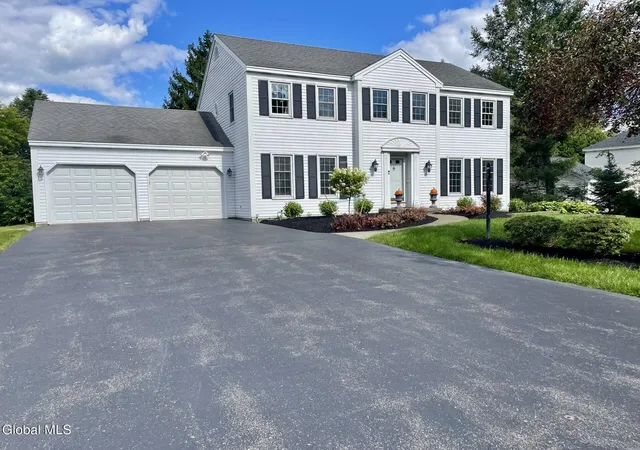 Photo 4 of Single family home for sale at 32 Greyledge Dr, Albany, NY 12211 | MLS# 202625832 | Listing updated on 2026-09-14
