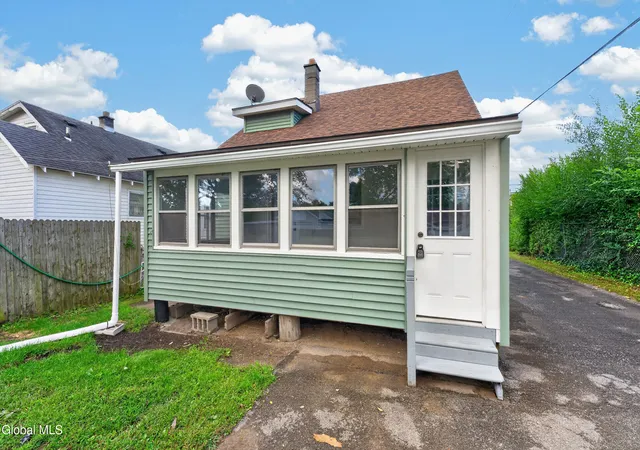 Photo 2 of Sale Pending at 725 Curry Rd, Schenectady, NY 12306 | MLS# 202626211 | Listing updated on 2026-10-06