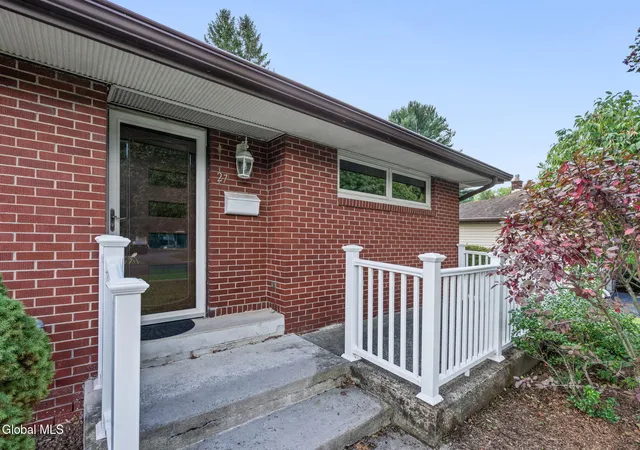Photo 3 of Single family home for sale at 27 W Glenwood Dr, Latham, NY 12110 | MLS# 202625670 | Listing updated on 2026-09-15