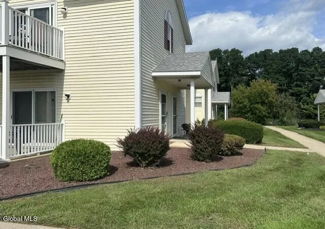 Listing Photo 4 - Condo for sale in building located at 1106 Cambridge Manor Dr, Schenectady, NY 12302 - Unit #6