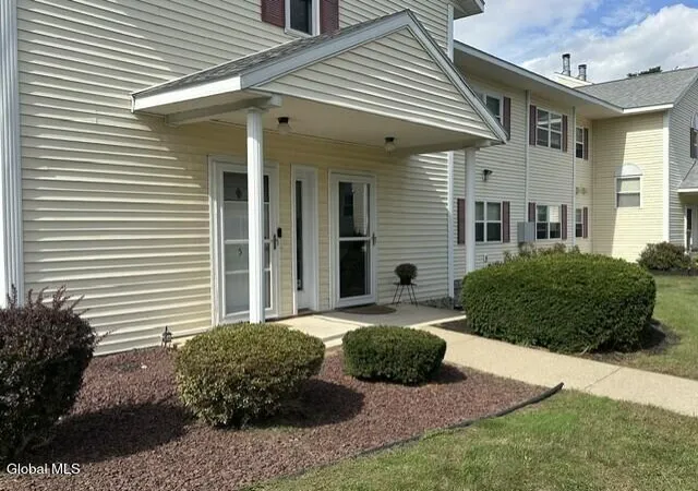 Listing Photo 5 - Condo for sale in building located at 1106 Cambridge Manor Dr, Schenectady, NY 12302 - Unit #6