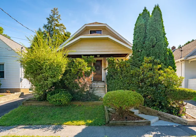 Photo 2 of Sale Pending at 1472 Lexington Ave, Schenectady, NY 12309 | MLS# 202625683 | Listing updated on 2026-09-15