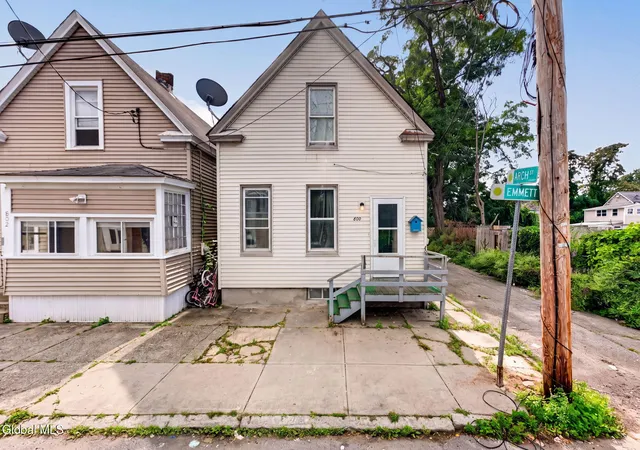 Photo 2 of Sale Pending at 800 Emmett St, Schenectady, NY 12307 | MLS# 202626297 | Listing updated on 2026-09-30
