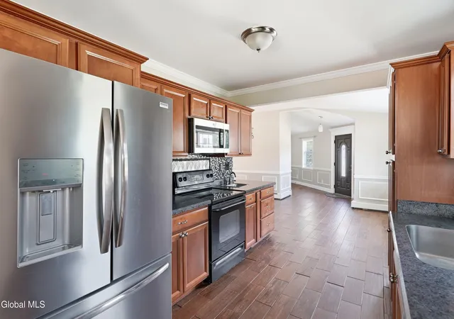 Photo 4 of Single family home for sale at 1058 Inner Dr, Schenectady, NY 12303 | MLS# 202625803 | Listing updated on 2026-09-14