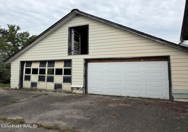 Photo 2 of Sale Pending at 4 S East Ave, Johnstown, NY 12095 | MLS# 202625972 | Listing updated on 2026-10-01