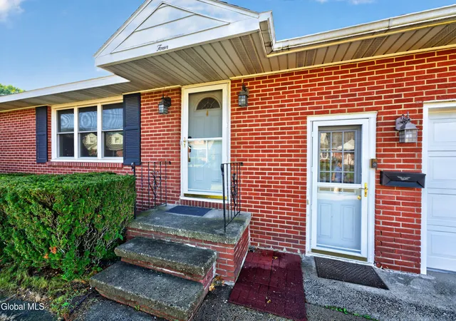 Photo 3 of Sale Pending at 4 Iris Ln, Albany, NY 12205 | MLS# 202626002 | Listing updated on 2026-09-15