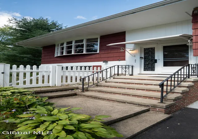 Photo 2 of Single family home for sale at 4 Orchard Dr, Kinderhook, NY 12106 | MLS# 202626028 | Listing updated on 2026-10-04
